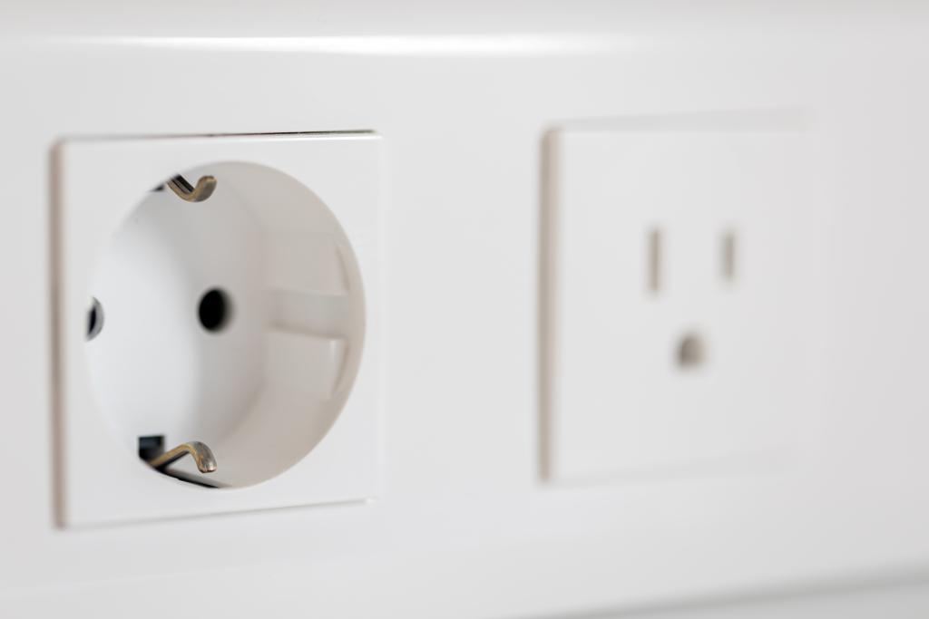 evro-rozetka-zakryvaetsa-belyi-minimalizm-vnutrennaa-modernizacia.jpg